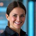 Portrait d'une experte en intelligence artificielle souriante